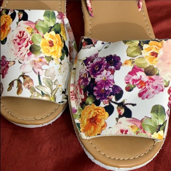 FLORAL. SANDALS - Picture 3 of 6